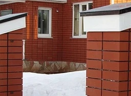 Кирпичные столбы для забора с плоскими колпаками